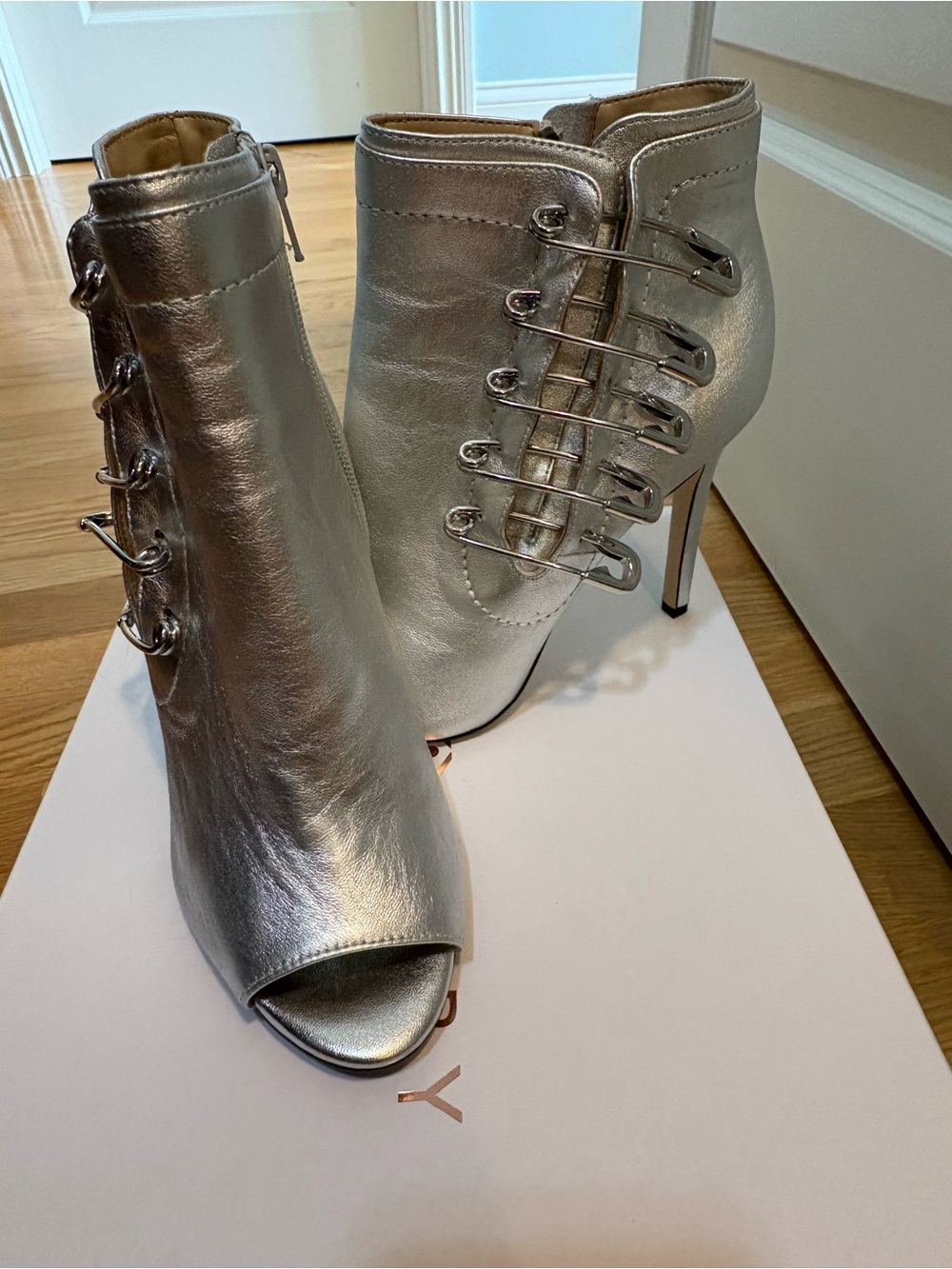 Katy Perry Metallic Silver Unity Peep Toe slipper Size 7